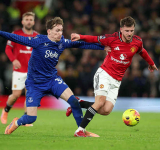 Everton beat Man Utd despite Gueye seeing red for slap on teammate